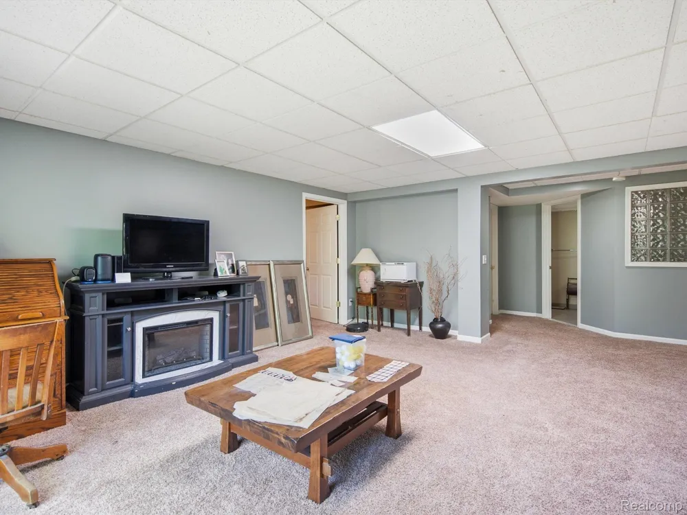 575 Lakes Edge Drive Oxford Village, MI 48371