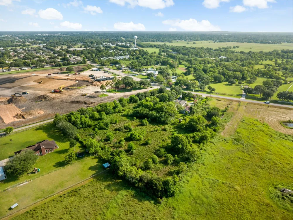 5152 Mustang Road Alvin, TX 77511