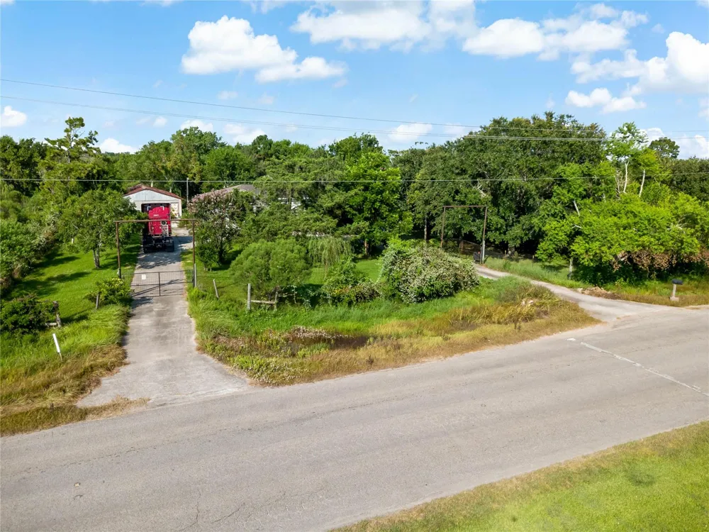 5152 Mustang Road Alvin, TX 77511