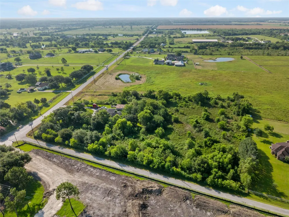 5152 Mustang Road Alvin, TX 77511