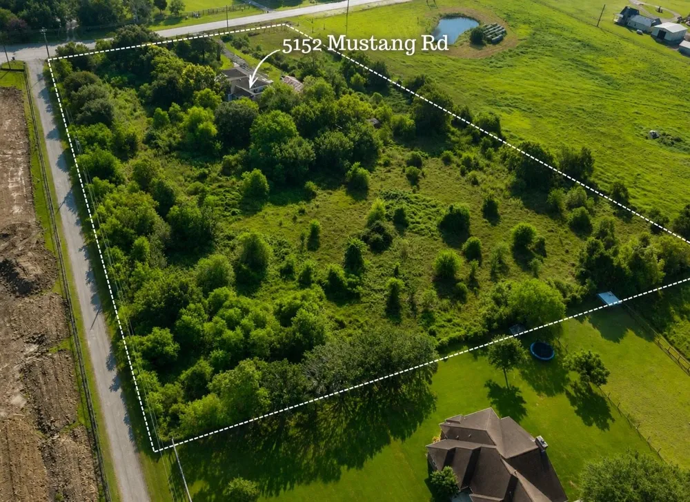 5152 Mustang Road Alvin, TX 77511