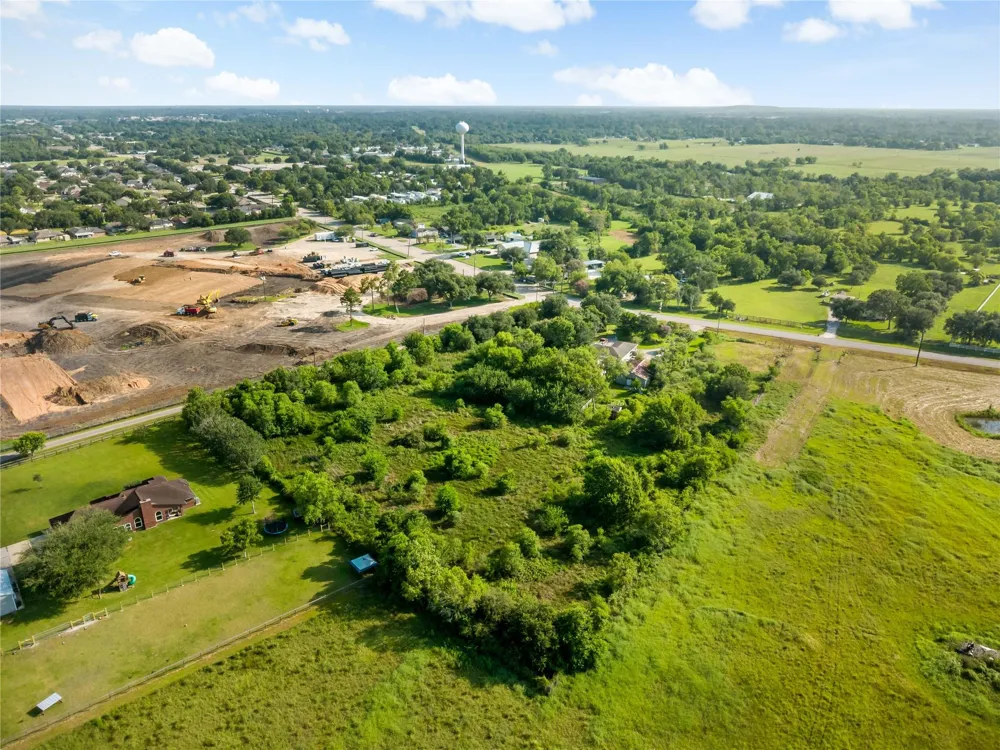 5152 Mustang Road Alvin, TX 77511