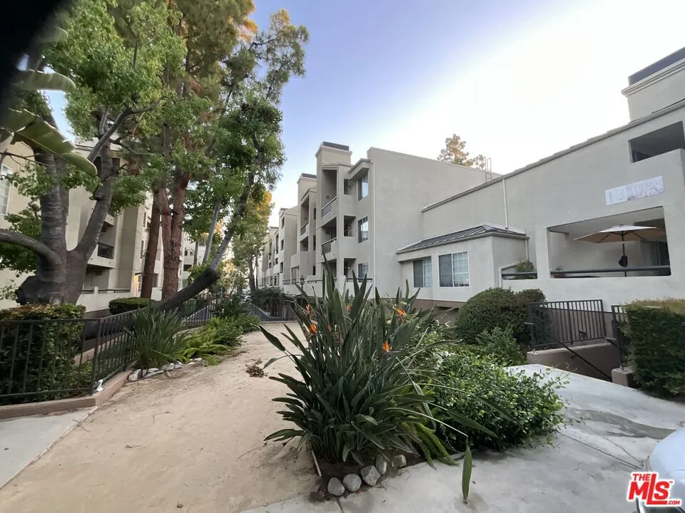 21450 Burbank Boulevard #220 Woodland Hills, CA 91367