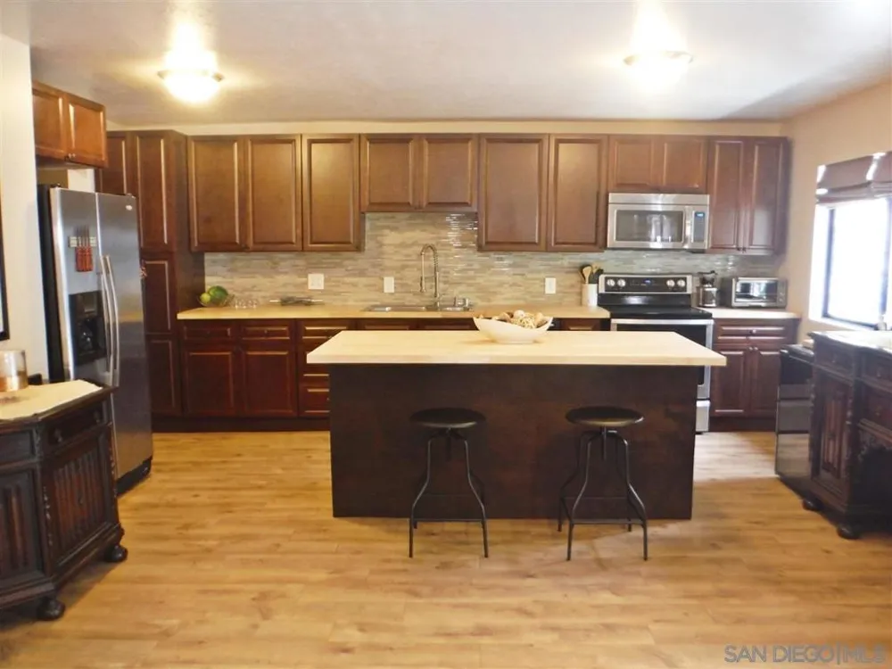 12261 Linroe Drive Lakeside, CA 92040