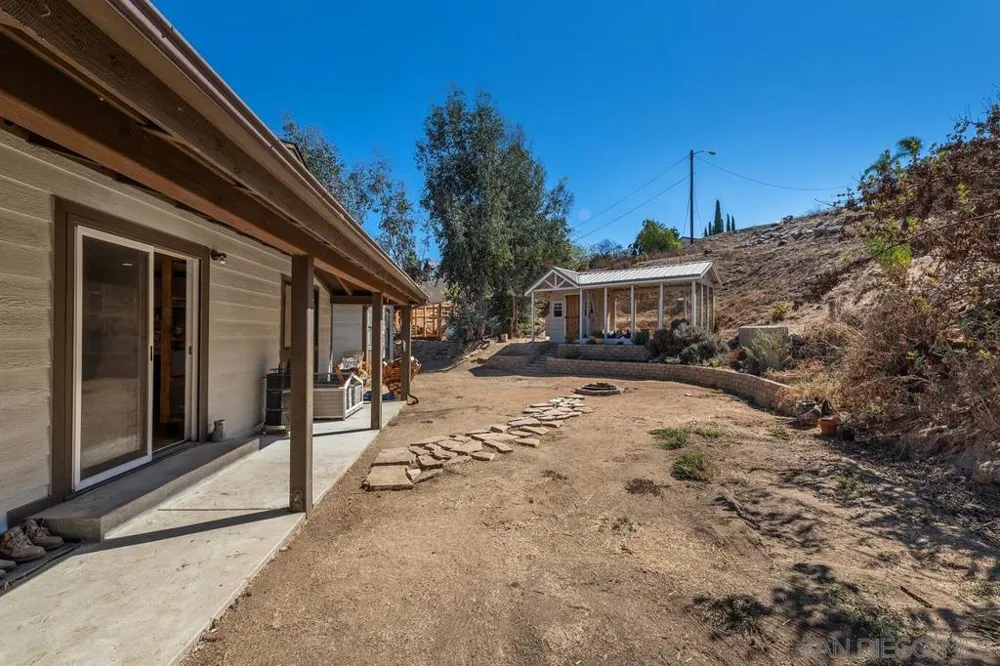 12261 Linroe Drive Lakeside, CA 92040