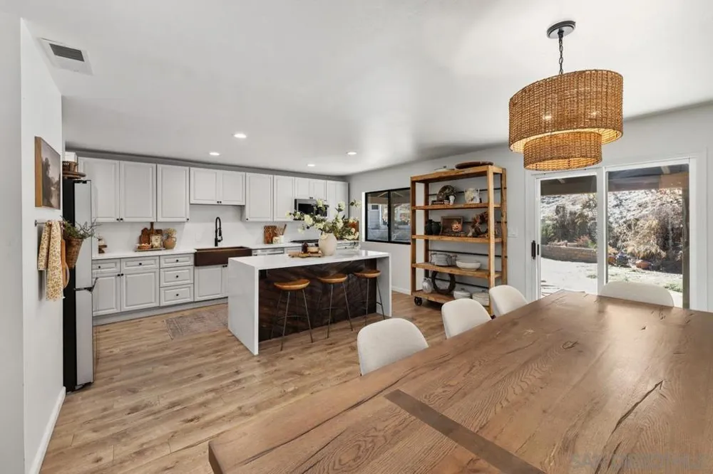 12261 Linroe Drive Lakeside, CA 92040