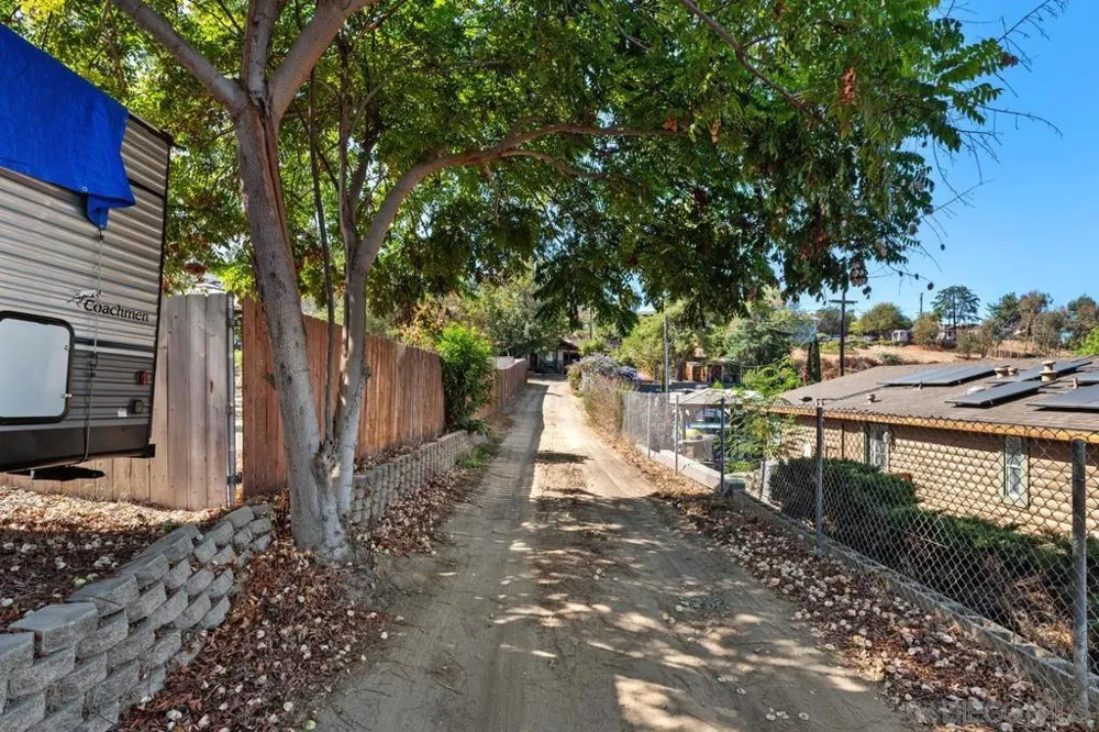 12261 Linroe Drive Lakeside, CA 92040