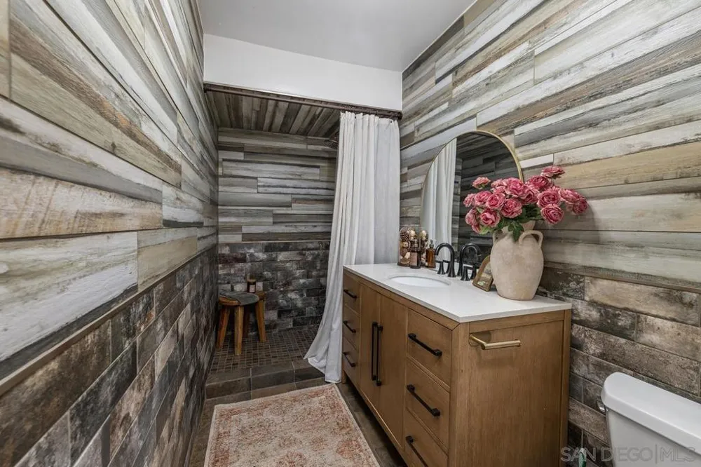 12261 Linroe Drive Lakeside, CA 92040