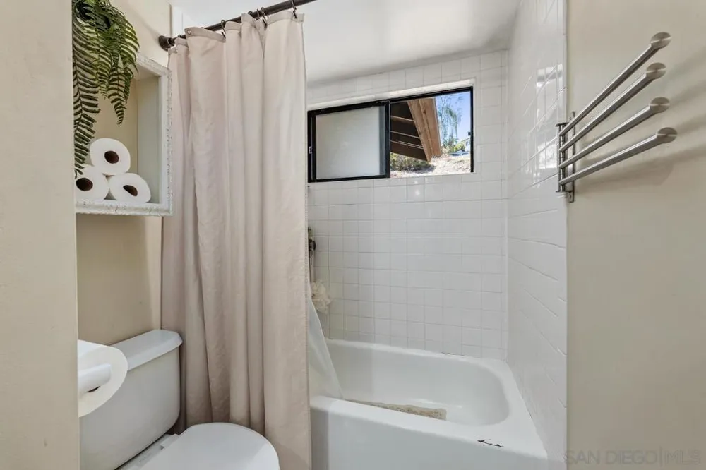 12261 Linroe Drive Lakeside, CA 92040