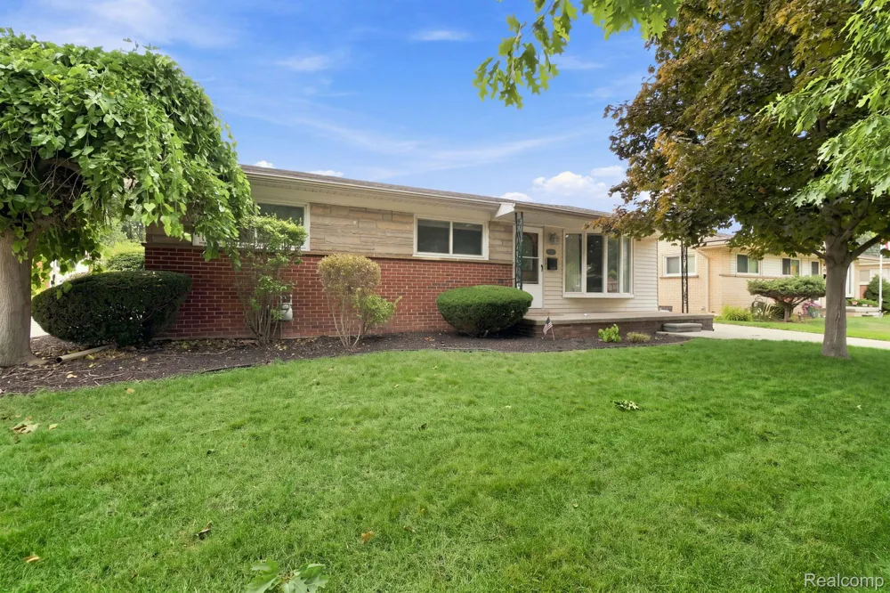 1790 Pinetree Drive Trenton City, MI 48183