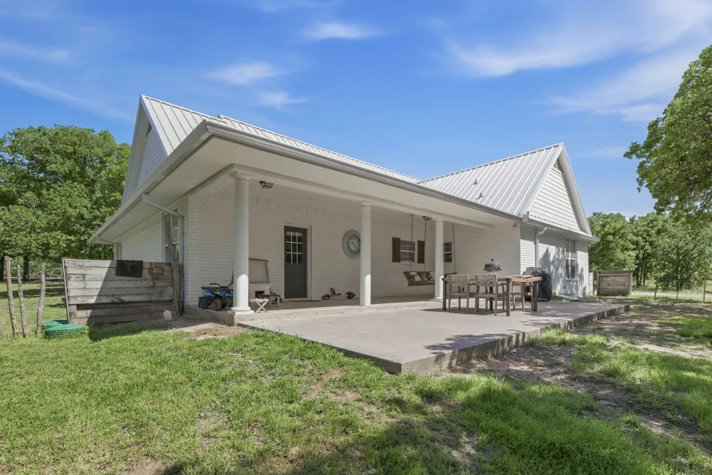 2055 County Road 1370 Alvord, TX 76225