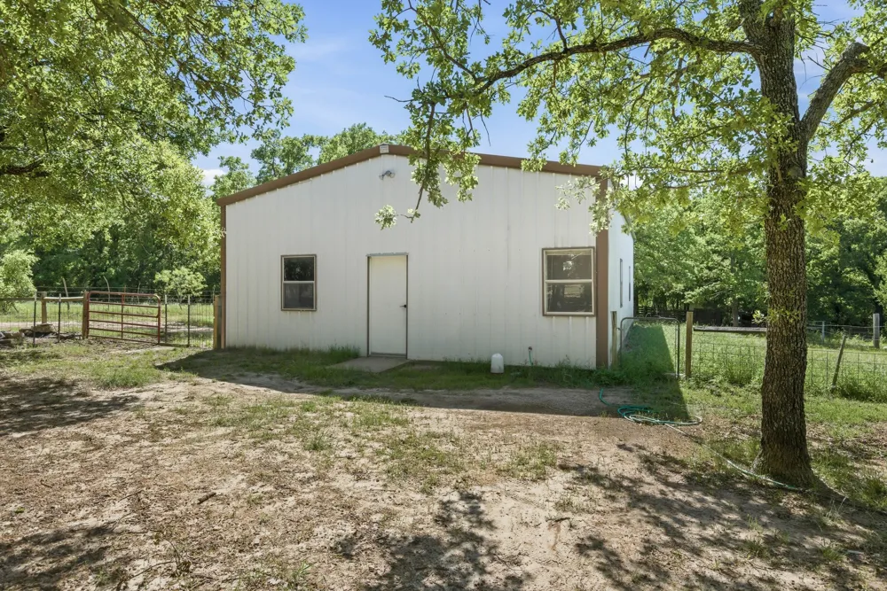 2055 County Road 1370 Alvord, TX 76225