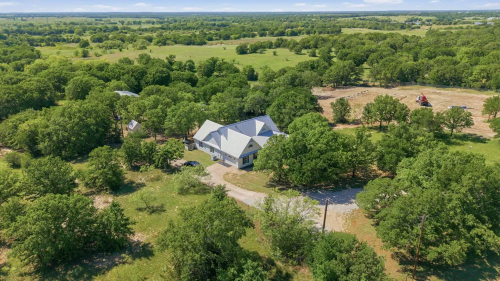 2055 County Road 1370 Alvord, TX 76225