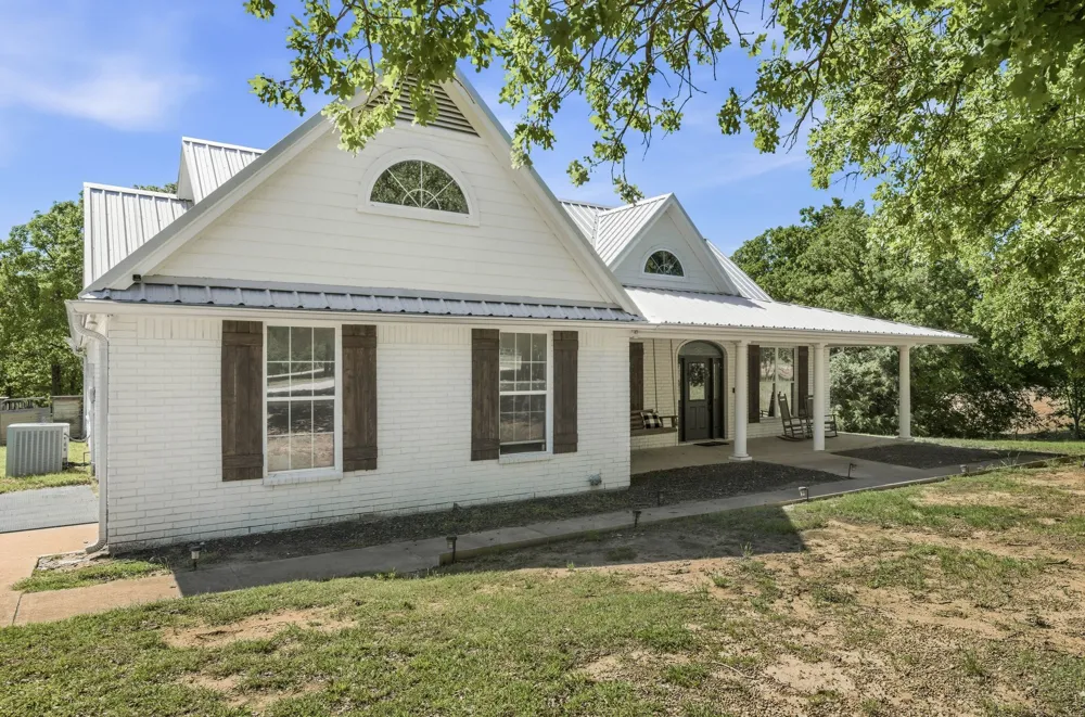 2055 County Road 1370 Alvord, TX 76225