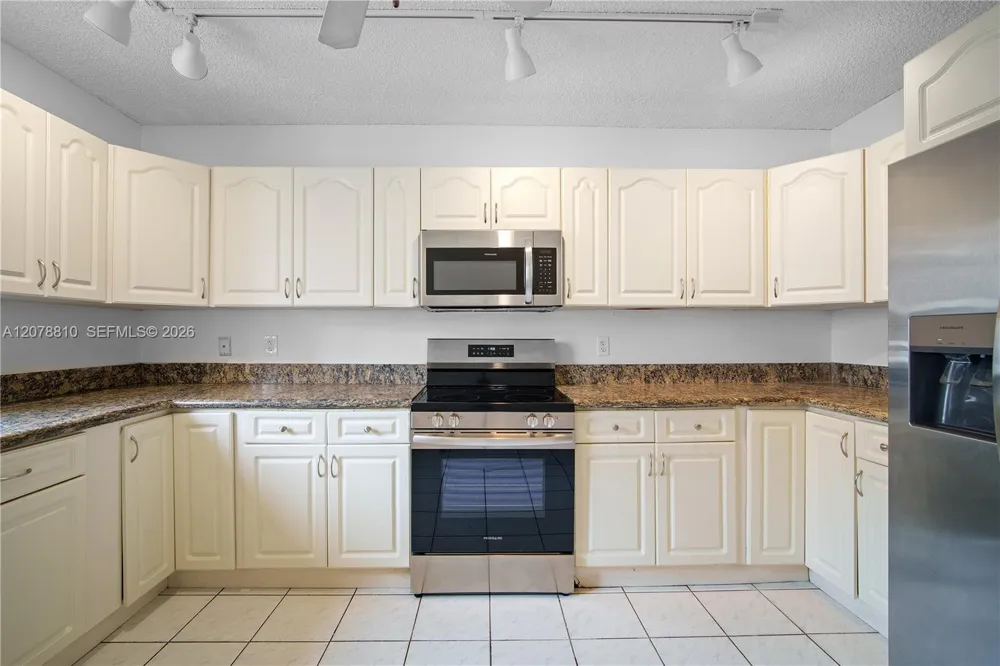 21378 Marina Cove Cir #11-B Aventura, FL 33180