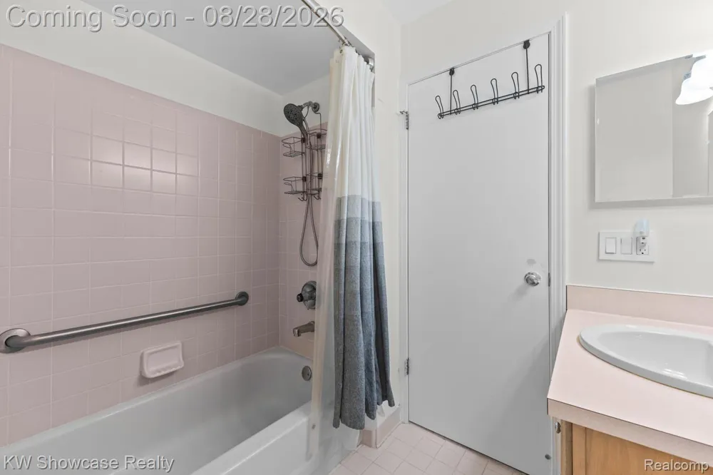 14465 Foy Creek Court Shelby Charter Township, MI 48315