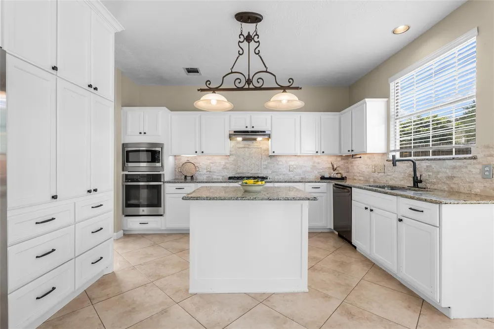 2212 Palm Lagoon Drive League City, TX 77573
