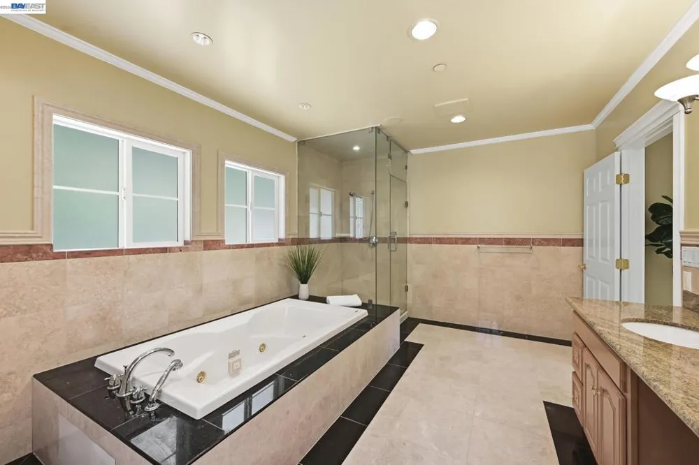 7420 Skyline Blvd Oakland, CA 94611