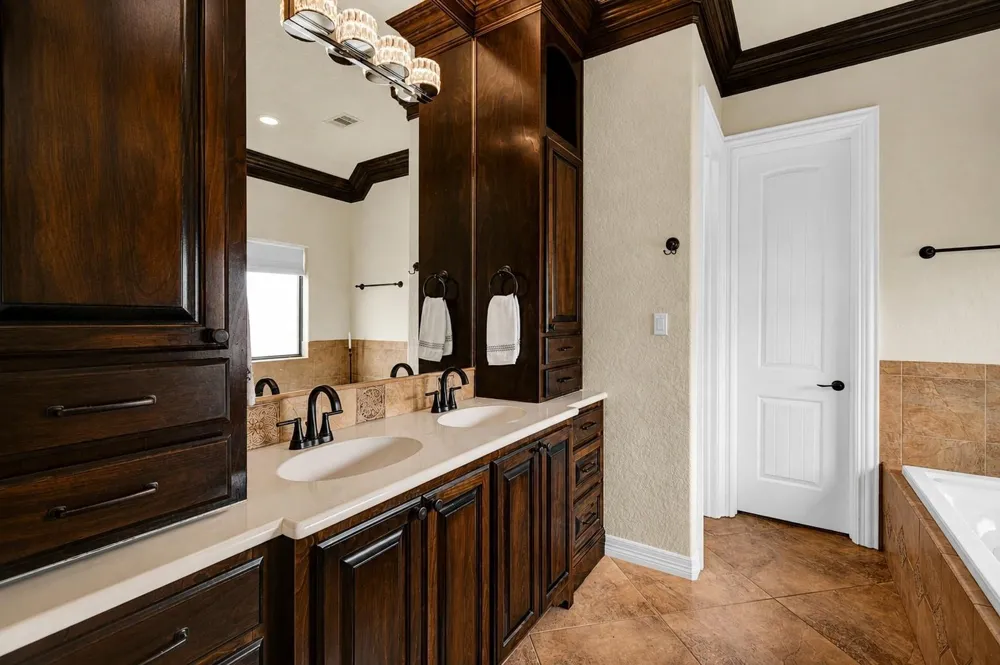 1016 Shady Oaks Drive Angleton, TX 77515
