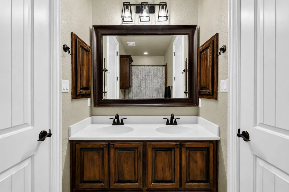 1016 Shady Oaks Drive Angleton, TX 77515