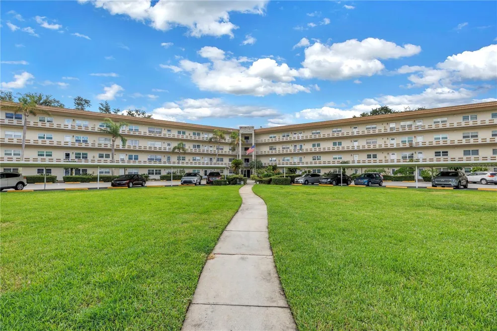 5725 80TH STREET #106 St Petersburg, FL 33709