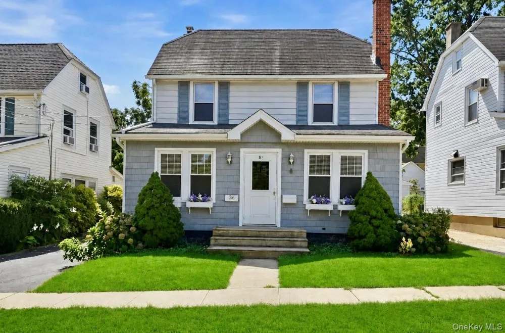 36 Hawthorne Street Williston Park, NY 11596