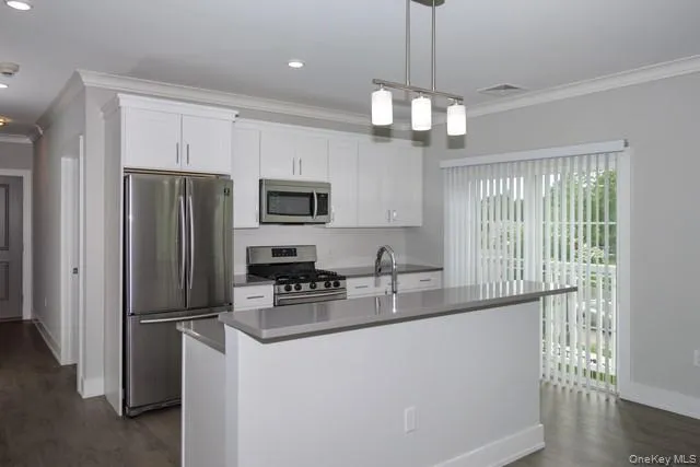 94302 Circle Drive #94-302 Central Islip, NY 11722