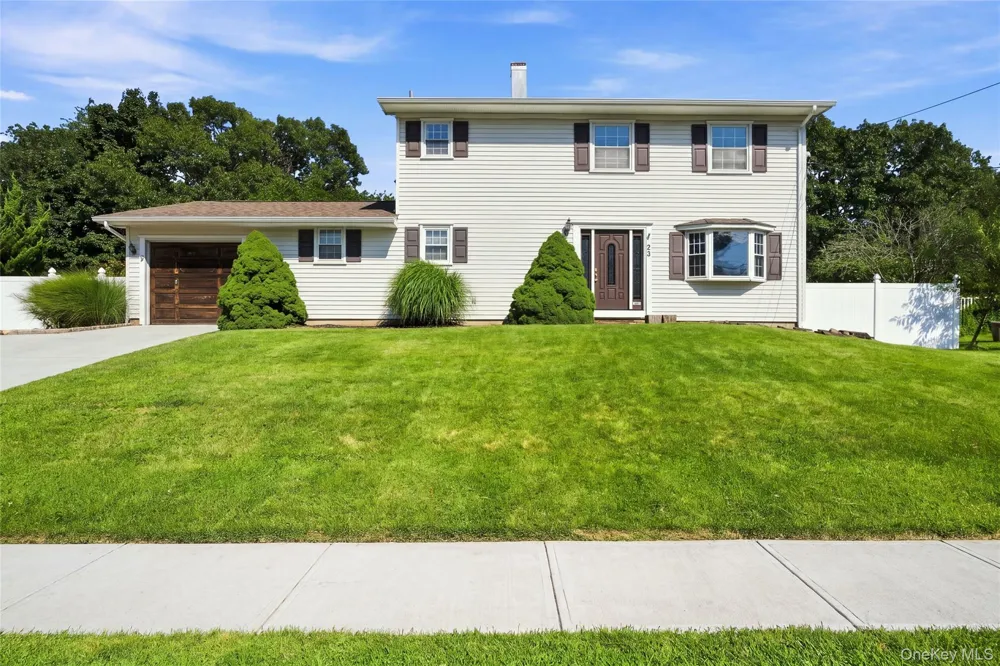 25 Harvey Lane Ronkonkoma, NY 11779