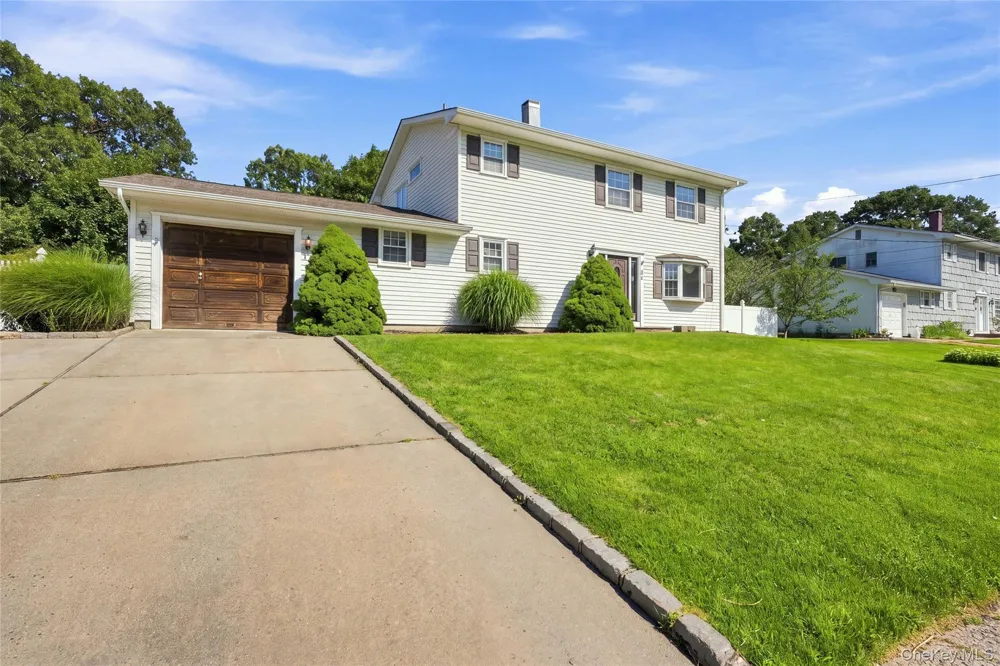 25 Harvey Lane Ronkonkoma, NY 11779
