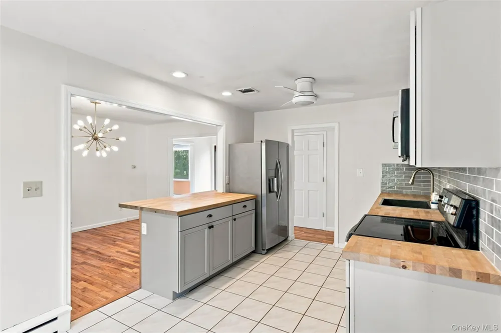 25 Harvey Lane Ronkonkoma, NY 11779