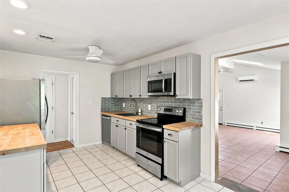 25 Harvey Lane Ronkonkoma, NY 11779