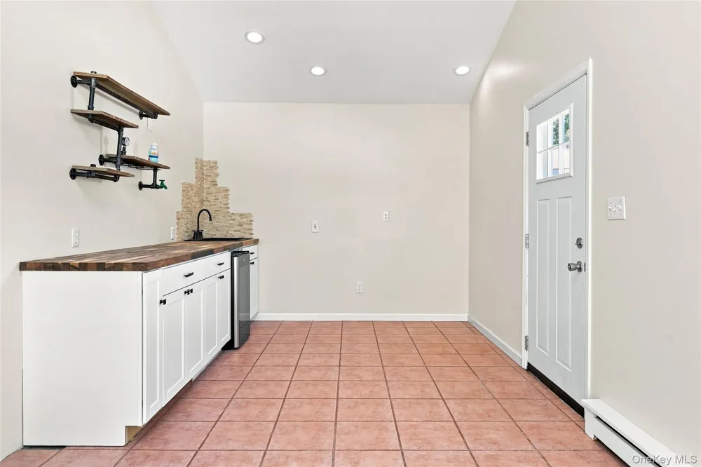 25 Harvey Lane Ronkonkoma, NY 11779