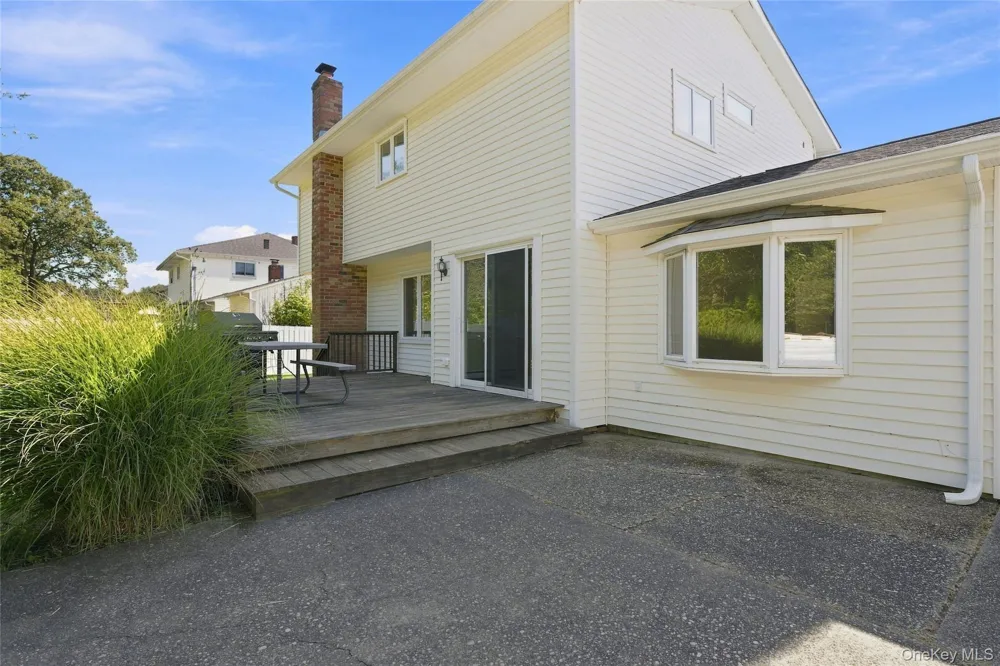 25 Harvey Lane Ronkonkoma, NY 11779