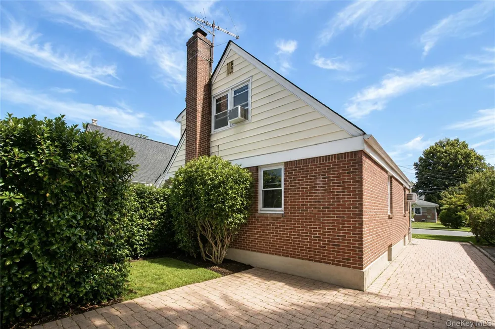175 Latham Road Mineola, NY 11501