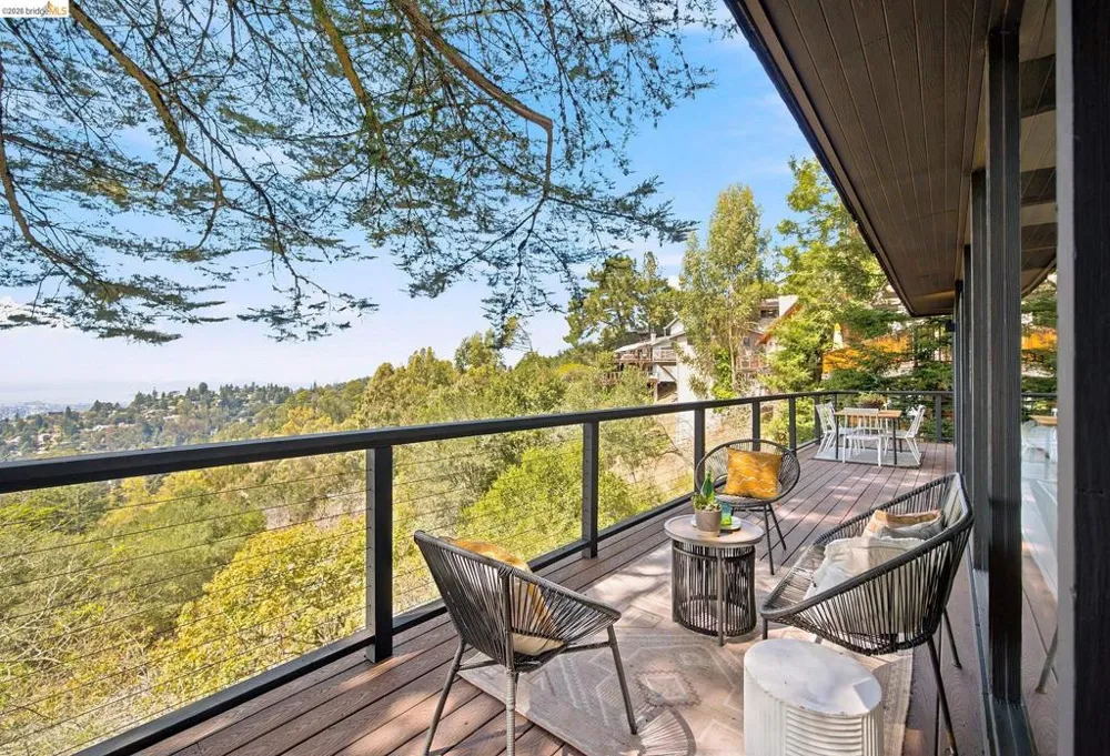6833 Snake Road Oakland, CA 94611
