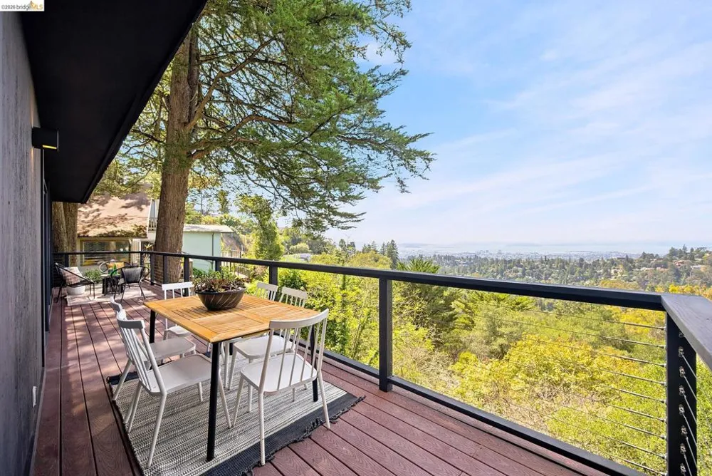 6833 Snake Road Oakland, CA 94611