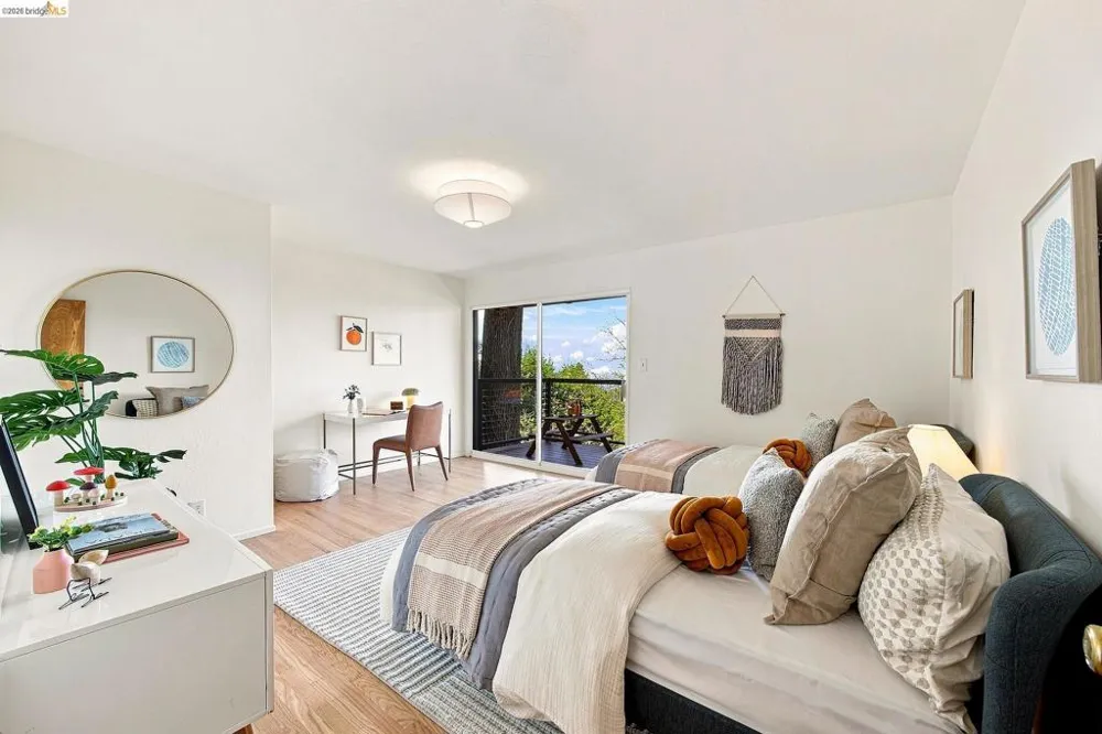6833 Snake Road Oakland, CA 94611