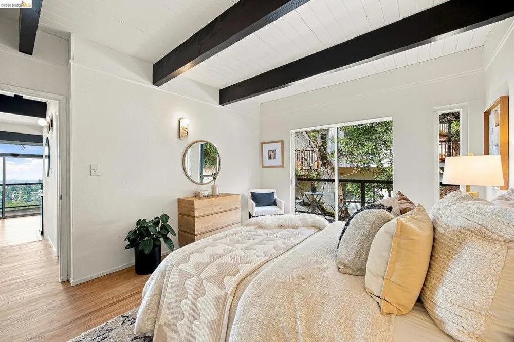 6833 Snake Road Oakland, CA 94611