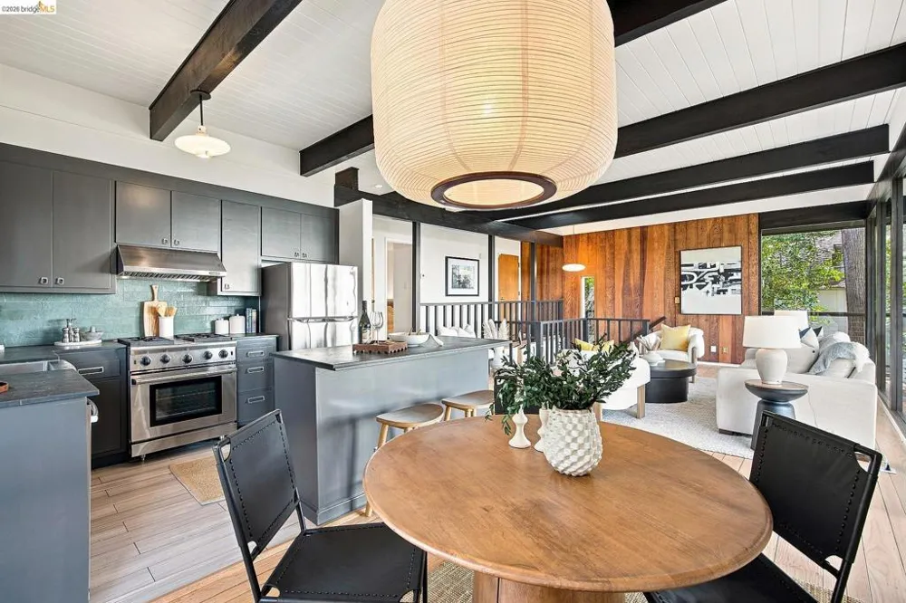 6833 Snake Road Oakland, CA 94611