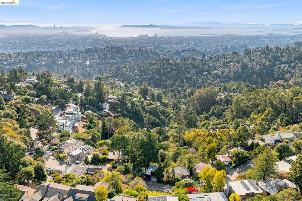 6833 Snake Road Oakland, CA 94611