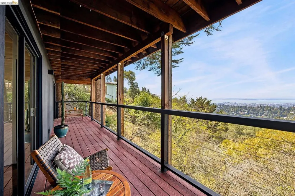 6833 Snake Road Oakland, CA 94611