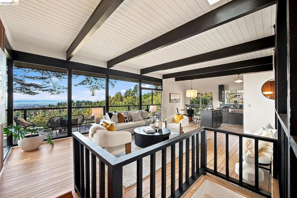6833 Snake Road Oakland, CA 94611