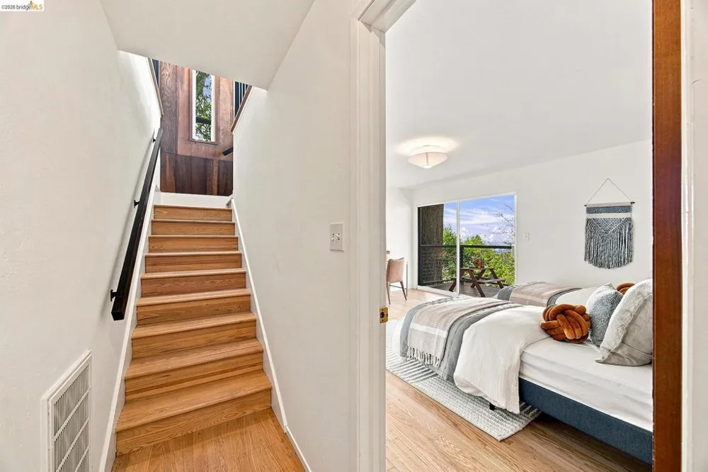 6833 Snake Road Oakland, CA 94611