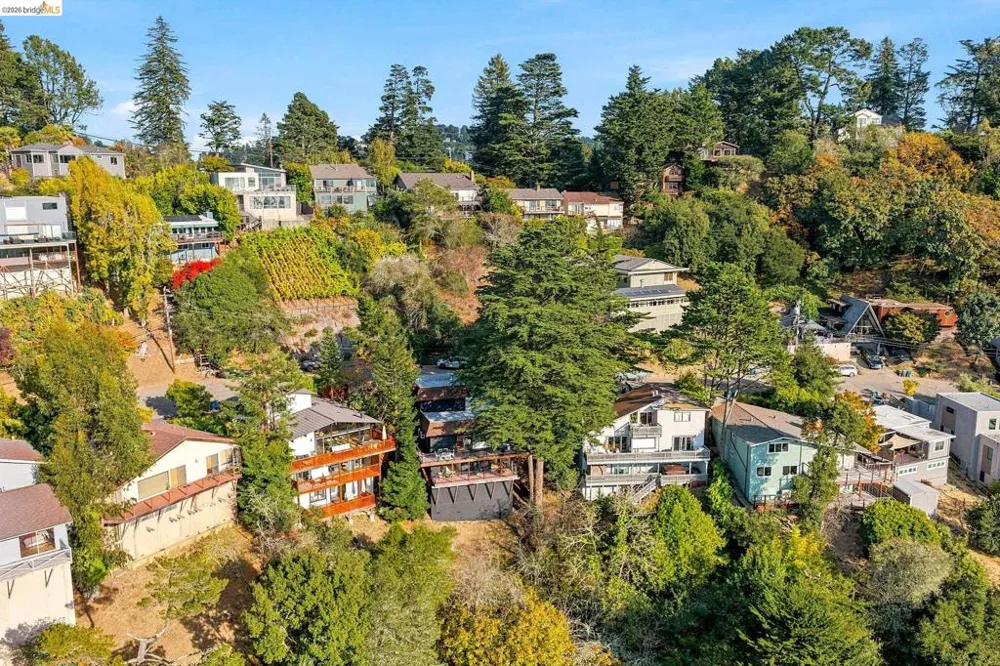 6833 Snake Road Oakland, CA 94611