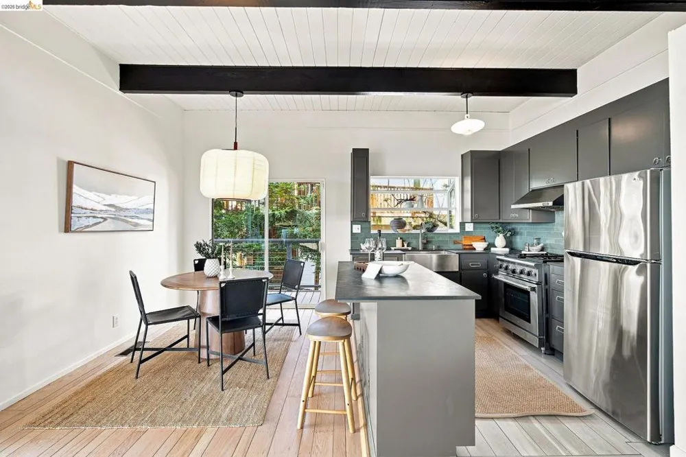 6833 Snake Road Oakland, CA 94611
