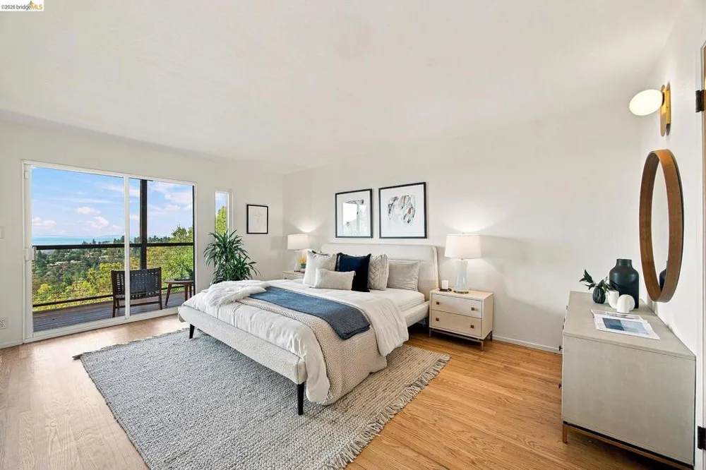 6833 Snake Road Oakland, CA 94611