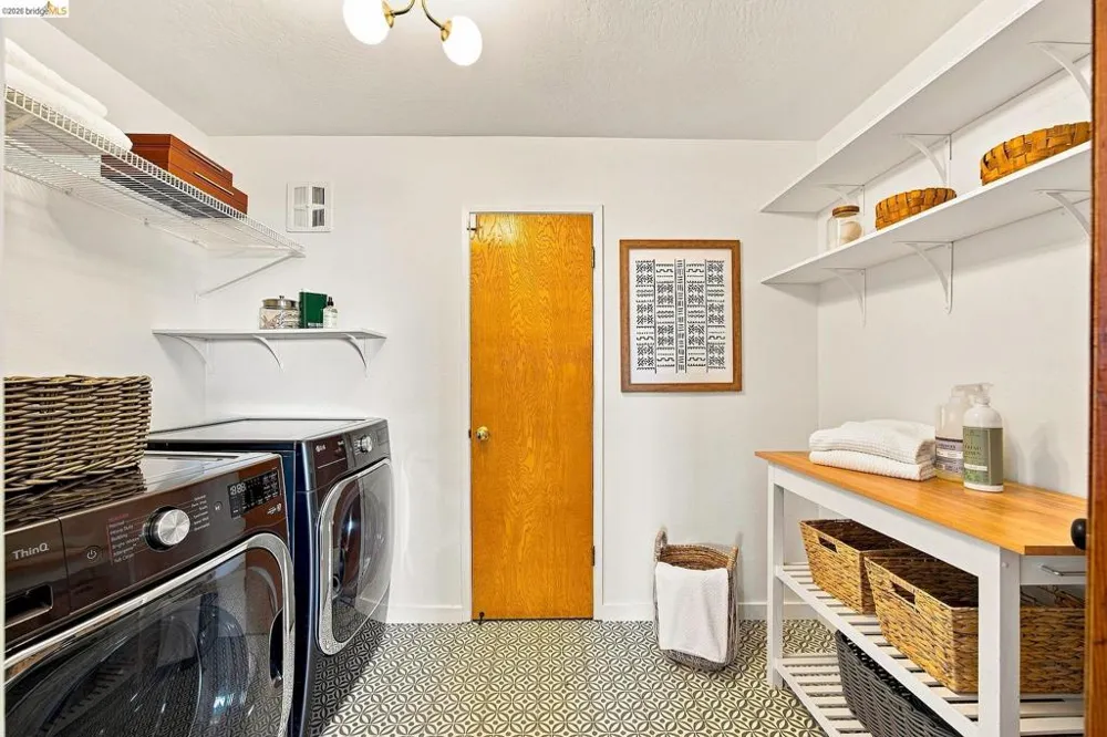 6833 Snake Road Oakland, CA 94611