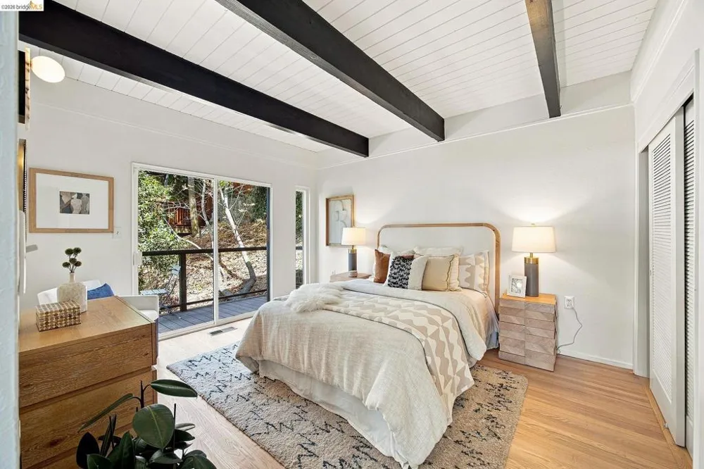 6833 Snake Road Oakland, CA 94611