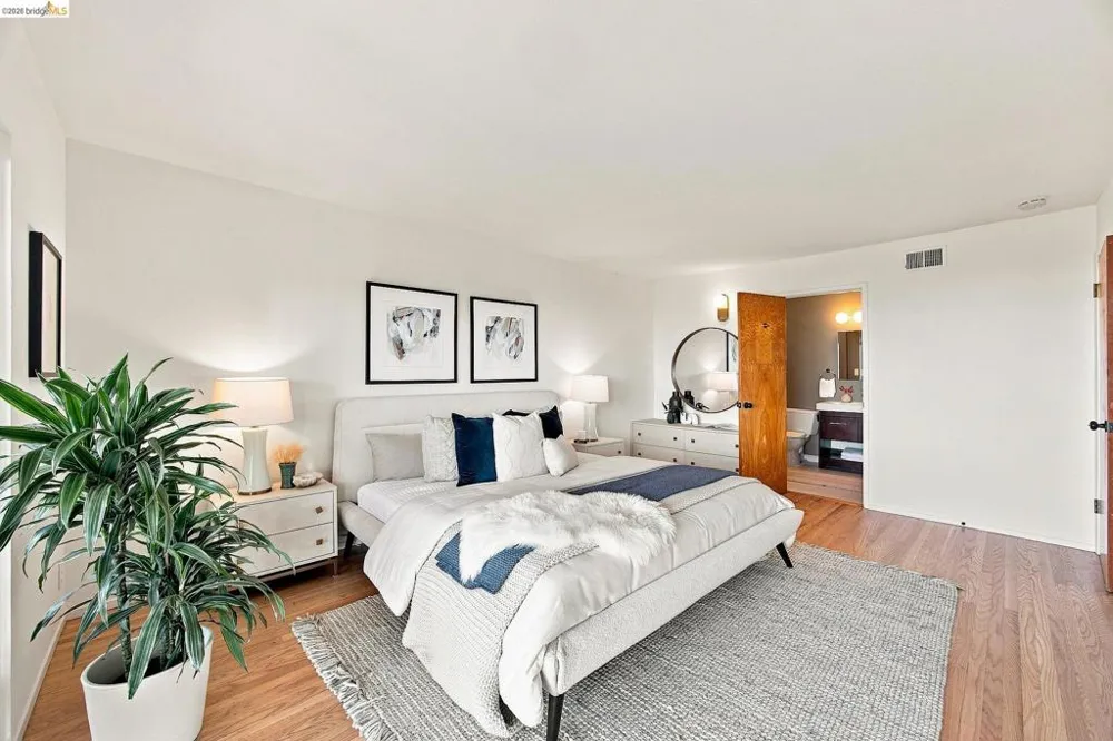 6833 Snake Road Oakland, CA 94611
