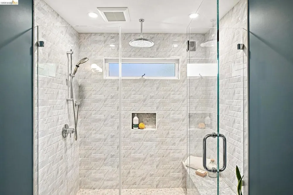 6833 Snake Road Oakland, CA 94611